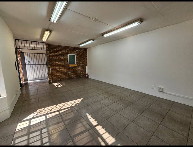 558M² WAREHOUSE TO LET IN JET PARK